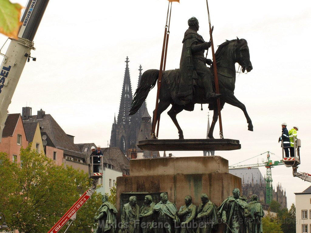 Reiterdenkmal kehrt zurueck auf dem Heumarkt P72.JPG